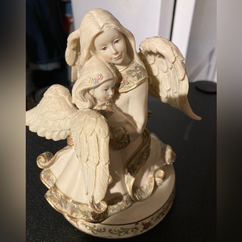 Sarah’s Angel 😇 Figurine with Child Music 🎶 Box